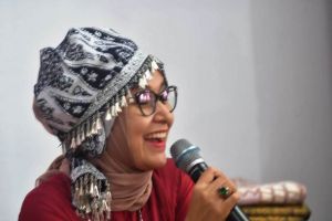 Di Merangin, Emak-emak Pakaikan Ratu Baju Kurung dan Tekuluk Khas Rantau Panjang