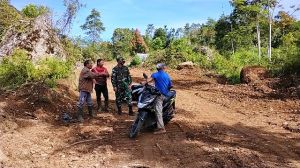 Waktu Istirahat Dimanfaatkan Satgas Berbaur dengan Warga Untuk Serap Aspirasi