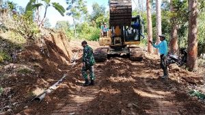 Cuaca Ekstrim Tak Surutkan Semangat Satgas Kejar Target Penyelesaian Jalan Baru