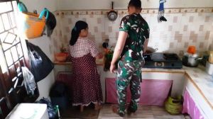 Di Rumah Orang Tua Asuh, Satgas Bergantian Bantu Mulai dari Cuci Piring hingga Menyapu