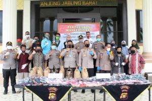 Polres Tanjabbar Bagikan 20 Ribu Masker Sehat 