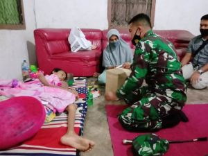 Dandim 0420/Sarko Berikan Bantuan ke Kholis yang Terkena Kanker 