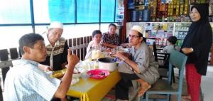 Indahnya Berbagi, Bunda Ini Bersama Suami Sediakan Makan Minum Bak Prasmanan Setiap Jum'at