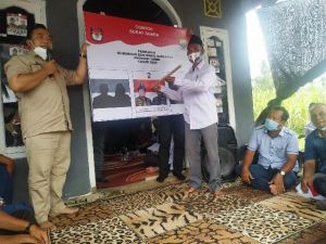 Tunjukkan Cara Mencoblos, Warga Aro Batanghari Doakan Syafril Terpilih