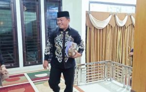 Kenakan Batik Hitam dan Tersenyum, Cagub Jambi Al Haris Mantap Menuju Debat Kandidat