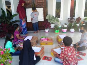 Kisah Ibu Guru Suprapti, Guru dari Pedesaan Tanjab Barat, Ajarkan Anak Baca Tulis di Tengah Pandemi