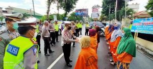 Ops Zebra Dimasa Pandemi, Ditlantas Polda Jambi Bagikan Sembako ke Pengendara hingga Petugas Oranye