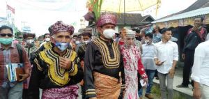 Kenakan Pakaian Adat, Syafril Disambut Antusias di  Desa Koto Tuo Kecamatan Depati Tujuh 