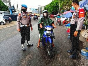 Ketika Personel Polda Jambi Diguyur Hujan, Demi Masyarakat Agar Patuhi Protokol Kesehatan 