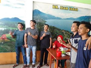 Ratu Makan Nasi Padang, Pegawai Rumah Makan Langsung Ajak Swafoto