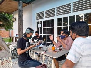Nongkrong di Café, Jangan Lupa Tetap Pakai Masker