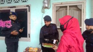 Bersahaja, Ratu Berbagi Makanan Dengan Tim Kepolisian