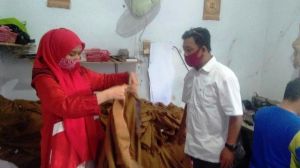 Bukti Peduli UMKM, Ratu Sempatkan Hadir Kunjungi Sablon Cahaya