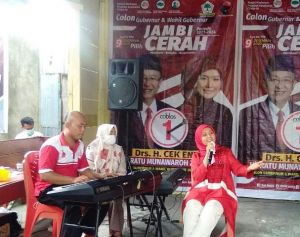 Sosialisasi di Payo Lebar, Ratu Hibur Warga dengan Lagu Afgan Bawalah Cintaku