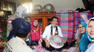 Kunjungi Pusat Anyaman di Rawang, Al Haris Disambut Riuh Pengrajin dan Mak-Mak