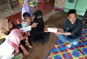 Wujud Peduli, Andri Sampaikan Donasi Edi Purwanto kepada Istri Warga Sadu Korban Patuk Ular