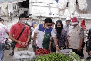 Syafril Bersama Istri Blusukan Ke Pasar Keluarga Dengarkan Aspirasi Pedagang