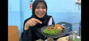 Keliling di Tanjabbar, Ratu Cicipi Kuliner Mie Hijau di Tungkal