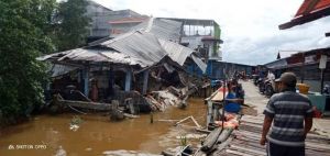 BREAKING NEWS: Bangunan Pasar Kuatik di Kualatungkal Ambruk