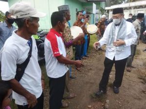 Sapa Warga Maro Sebo, Cek Endra Disambut Kompangan