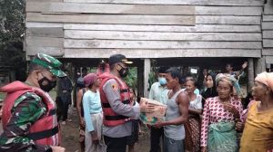 5 Hari Dilanda Banjir Warga Baru Dapat Bantuan Dari TNI Polri