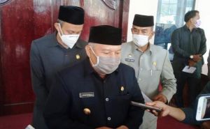 Tunjukan Wajah Kecewa Tak Sejalan, Safrial Walk Out Rapat Paripurna APBD 2021