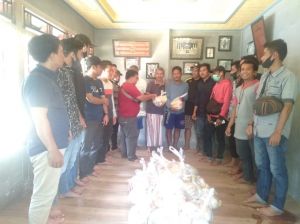 Karang Taruna Desa Tuo Ilir Serahkan Bantuan Sembako Ke Korban Banjir