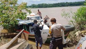 Personil Polres Muaro Jambi Kawal Pendisitribusian Logistik Pilkada Jalur Air