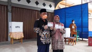 Di Dampingi Istri, Sani Nyoblos Di TPS 16 Talang Bakung