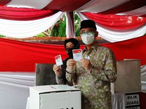 Bersama Istri, Fasha Melakukan Pencoblosan di Telanaipura