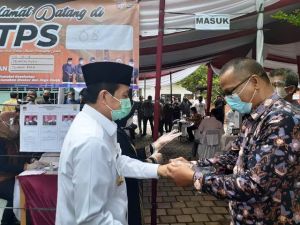 Gubernur Jambi Melakukan Pencoblosan di TPS 08