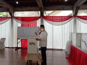Ditemani Anak, CE Gunakan Hak Pilih Di TPS 7 Pematang Sulur