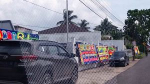 CE-Ratu Menang Versi Quick Count Puspoll, Papan Ucapan Selamat Berderet di Kediaman CE