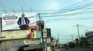 Billboard Mimpi Jadi Presiden Politisi NAsdem Ahmad Sahroni Bermunculan di Kota Jambi