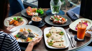Makan di Restoran Lebih Berisiko Tertular Covid-19 Daripada ke Salon, Kok Bisa?