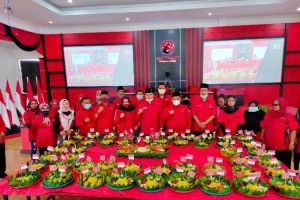 Peringati HUT ke 48, PDIP Jambi Potong 48 Tumpeng