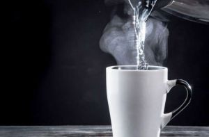 Minum Air Hangat Lebih Baik dari Air Dingin? Cek Kelebihan dan Kekurangannya