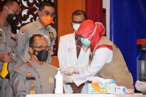 Jadi Orang Pertama Di Vaksin, Kapolda Jambi : Protokol Kesehatan Jangan Ditinggalkan