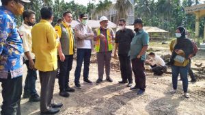 Edi Purwanto Tinjau Jalan Rusak di Desa Siau Tanjabtim