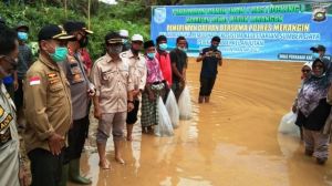 Wabup dan Kapolres Merangin Tabur Benih Ikan Di Lubuk Larangan Desa Nalo Baru