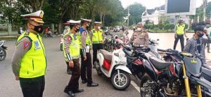 Humanis, Ditlantas Polda Jambi Amankan Kendaraan Berknalpot Brong Lalu Bagikan Masker 