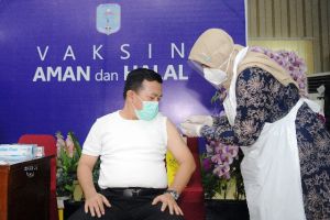 Bupati Al Haris Orang Pertama Divaksin Covid-19 di Merangin