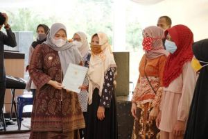 Bupati Masnah Serahkan Sertifikat Tanah dan Resmikan Kantor Desa Talang Kerinci