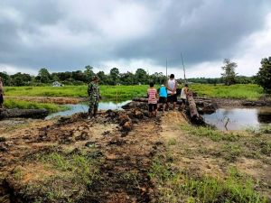 Kodim 0415/Bth Buat Gorong- Gorong Untuk Akses Jalan Penghubung Sungai Terap-Sungai Gelam