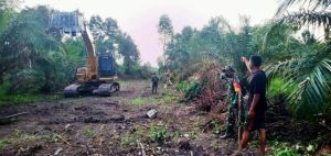 Buka Jalan di Perkebunan Sawit, Satgas TMMD dan Warga Selalu Komunikasi