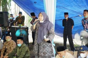 Bupati Masnah Hadiri Pesta Turun Sawah di Desa Simpang Limo