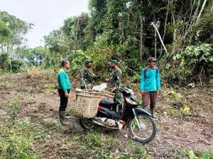 Dukung Program TMMD, Warga Sungai Terap Berikan Buah Nanas ke Satgas