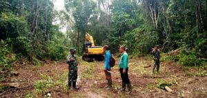 Buka Jalan Di Tengah Perkebunan, Satgas Selalu Musyawarah dengan Perangkat Desa