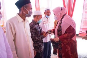 Berikan Bantuan Covid di Kumpeh Ulu, Bupati Masnah Minta Tetap Patuhi Prokes