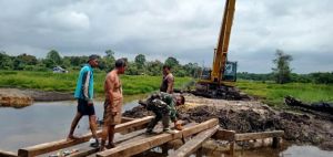 Warga dan Satgas TMMD Saling Bantu, Potong Balok Besar Pakai Gergaji Manual